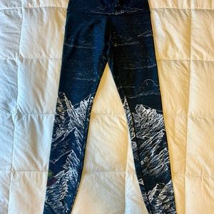 Colorado Threads Yoga Leggings Pants, Mountain Sketch, size Small